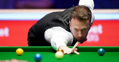 Judd Trump tricks referee in hilarious moment at World Snooker Championship