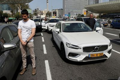 Israelis stand silently to remember the Holocaust