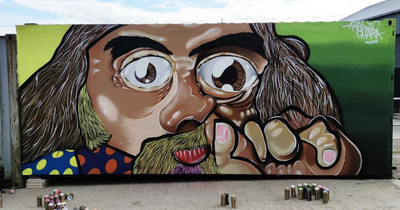 New mural of Billy Connolly 'picking his beak' pops up in Glasgow