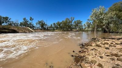 Man dies in floodwaters at Barcaldine weir in outback Queensland