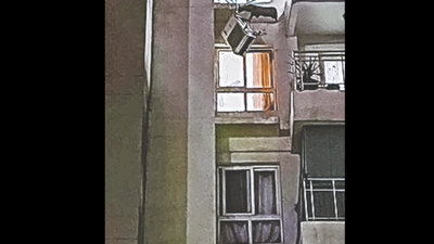 Gurugram: Mechanic falls from sixth floor while installing AC, dies
