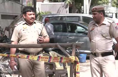Delhi: One injured in an encounter in CR Park