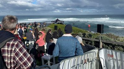 Margaret River Pro draws big crowds as COVID-19 cases climb to almost 3,000 in South West