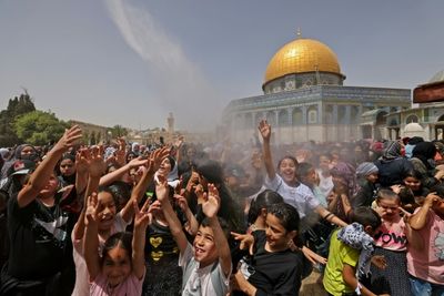 Dozens hurt in fresh clashes at Jerusalem's Al-Aqsa site