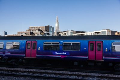 Airport passengers bamboozled by Thameslink train ticket machines