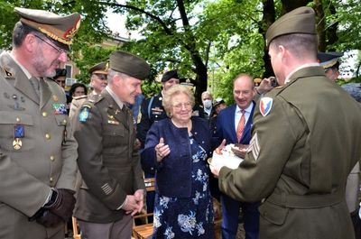 American soldiers replace birthday cake stolen from Italian teenager during Second World War