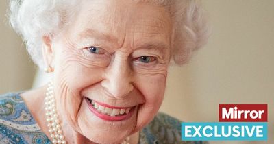 Queen to receive two lampposts costing £175,000 for Platinum Jubilee from MPs and peers