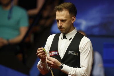Judd Trump holds off Mark Williams fightback to book place in final