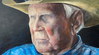 Artist Leslie Sharpe paints Stephen Stewart, The Oldest Lore-Man, for Archibald Prize 2022