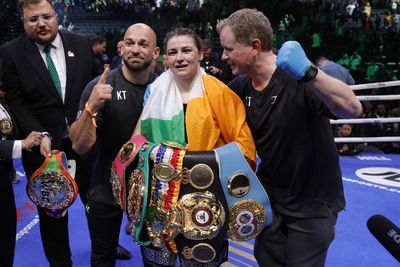 Katie Taylor survives adversity, beats Amanda Serrano by split decision