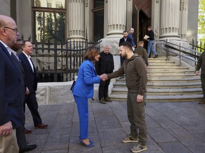Nancy Pelosi meets Zelenskyy in Kyiv, civilians leave Mariupol steel plant