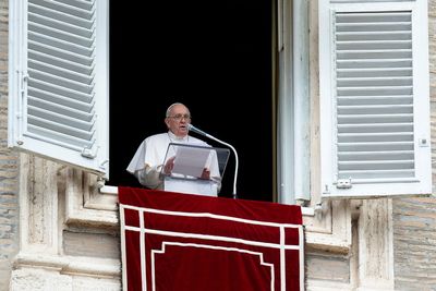 Pope says Mariupol 'barbarously bombarded', implicitly criticising Russia