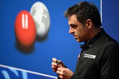 O'Sullivan edges ahead in world snooker final amid referee row