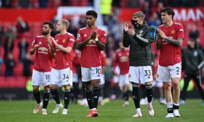 Manchester United players to salute fans despite torrid season and protests