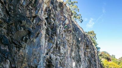 Man in serious condition after falling while climbing Brisbane's Kangaroo Point cliffs