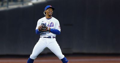 Mets Francisco Lindor easily turned a double play while being interviewed on Sunday Night Baseball