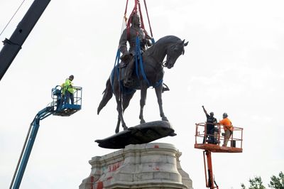 In US, death threats for those removing Confederate statues