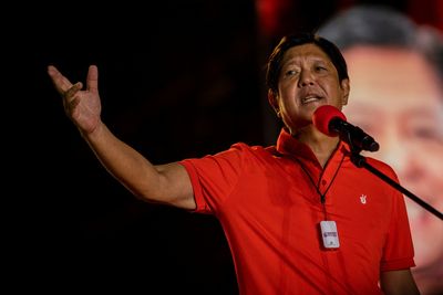 Philippines' Marcos keeps big lead in poll on presidential race