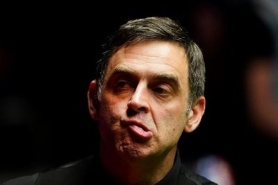 Ronnie O’Sullivan lead cut to 14-11 as Judd Trump storms back at Crucible