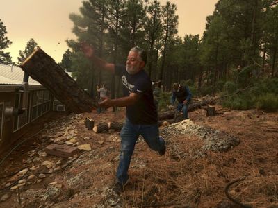 As a wildfire closes in, New Mexico residents prepare to flee