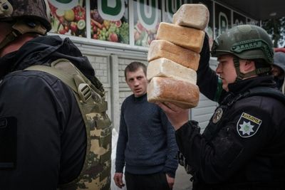 Frenzied aid run in Ukrainian town amid Russian bombs