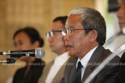 University president resigns over air hostess pictures