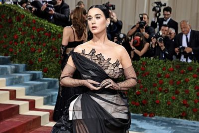 Katy Perry jokes about not being able to use restroom in Met Gala dress