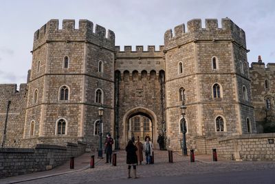Report: Fake priest conned way into royal guards' barracks