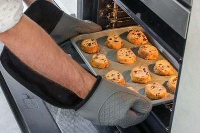 Best oven gloves to protect from heat and suit your kitchen