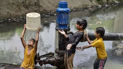 Delhi: Maximum temperature settles at 38.4 degrees Celsius; dust storm predicted on Wednesday