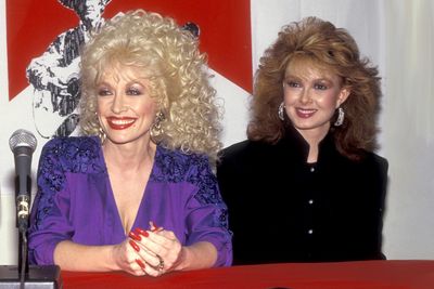 Dolly on Naomi Judd: "We loved big hair"