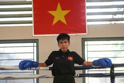 Boxer battles poverty, misogyny to be Vietnam's first world champion