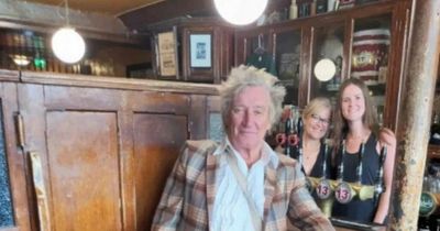 Music legend Rod Stewart pays visit to iconic Dublin pub