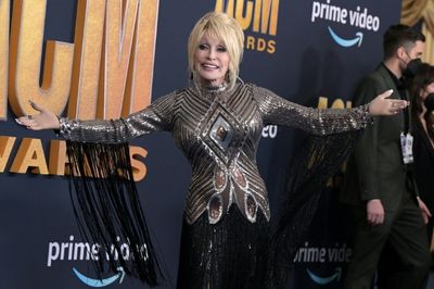 Against her wishes, Dolly Parton inducted into rock hall of fame