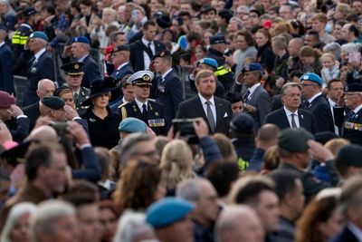 Dutch king lays wreath, thousands attend remembrance event