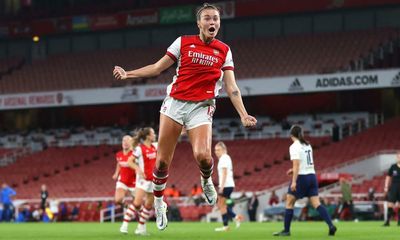 Mead and Foord strike as Arsenal beat Spurs to take WSL title race to final day