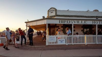 Elon Musk's Starlink touted as Telstra outage solution in Birdsville, Bedourie