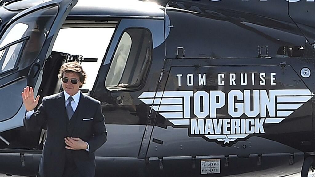 Tom Cruise lands helicopter on aircraft carrier for…