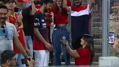 IPL 2022, RCB vs CSK: Girl proposes to RCB fan, Wasim Jaffer gives it new twist