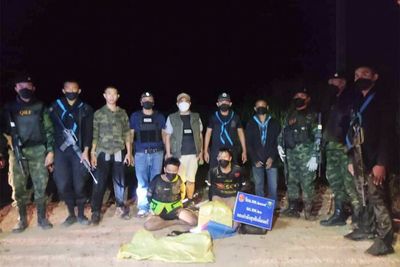 Lao fishermen caught delivering drugs on river bank