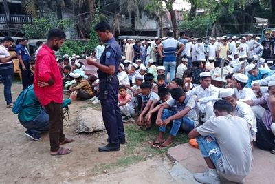 Bangladesh detains 450 Rohingya celebrating Eid on beach