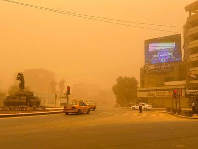 Sandstorm suspends flights, many Iraqis struggle to breathe (old)