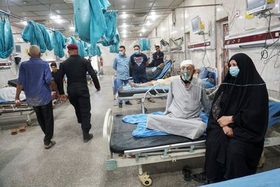 Severe dust storms in Iraq cause breathing problems for thousands - medics