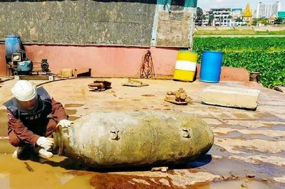 Bomb found in riverbed in front of Cambodian Royal Palace