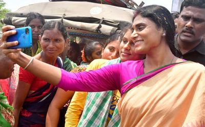 Sharmila crosses 1,000-km milestone as part of Praja Prasthanam padayatra