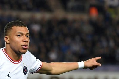 Mbappe's mother denies he has agreed deal to stay at PSG