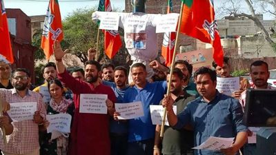 Jammu: BJYM protests against Delhi CM, Punjab govt for 'unconstitutional' arrest of Tajinder Pal Bagga