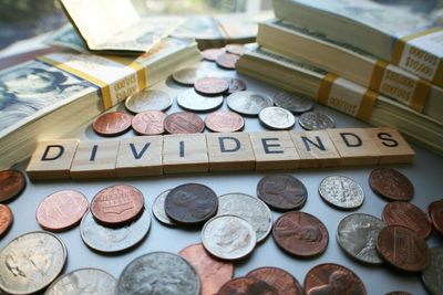3 High-Yield Dividend Stocks to Buy in May: GlaxoSmithKline, A.P. Moeller-Maersk, and ENI