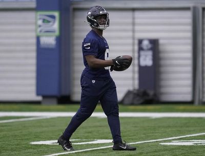 WATCH: Kenneth Walker III pulls out one-handed catch at camp with the Seattle Seahawks