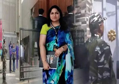 Do you know about IAS Pooja Singhal with Rs.20cr cash and her peaceful personal life?!